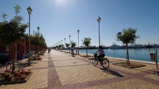 Seaside In Flisvos Marina דירה